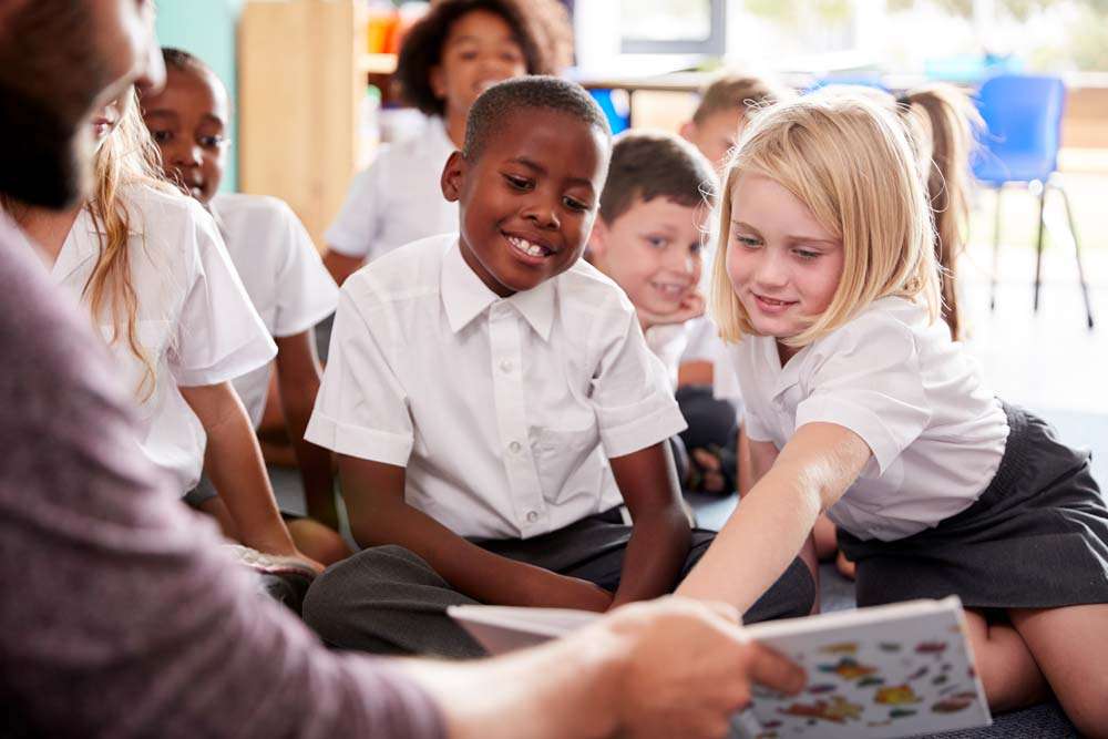 kids in school hanging out